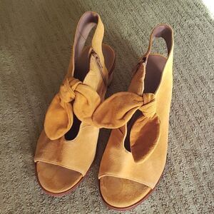 BERNARDO Luna Knotted Sandal Mustard Yellow Open-Toe Leather Suede Bootie 7.5/M